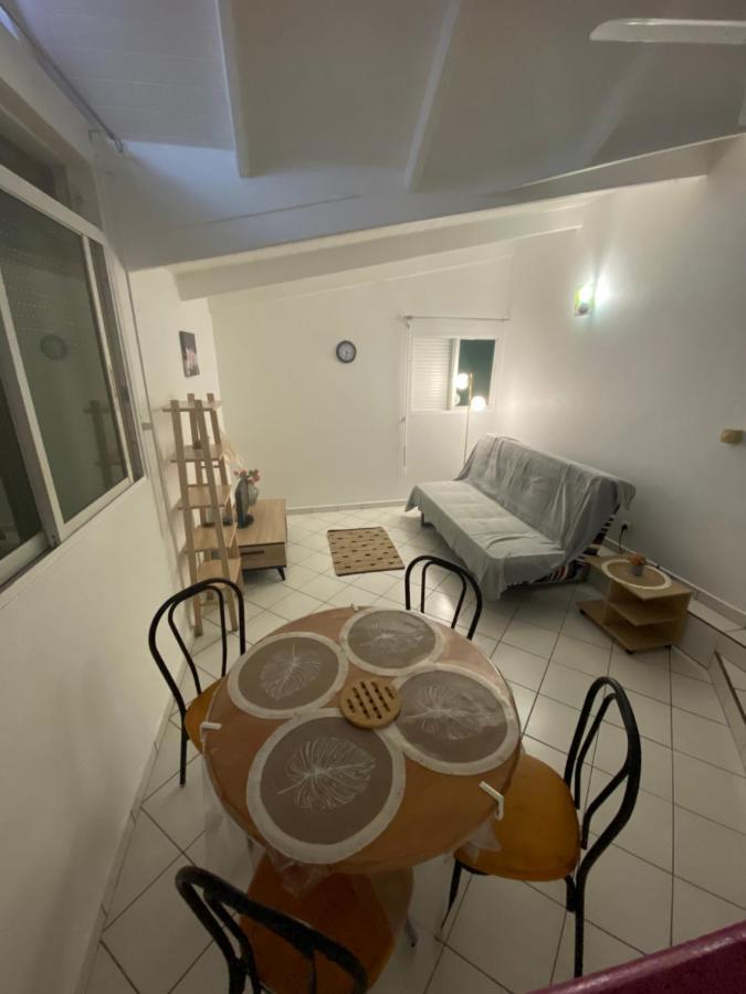 Appartements: Plage & Commerces A 200M Sainte-Anne  Exterior foto