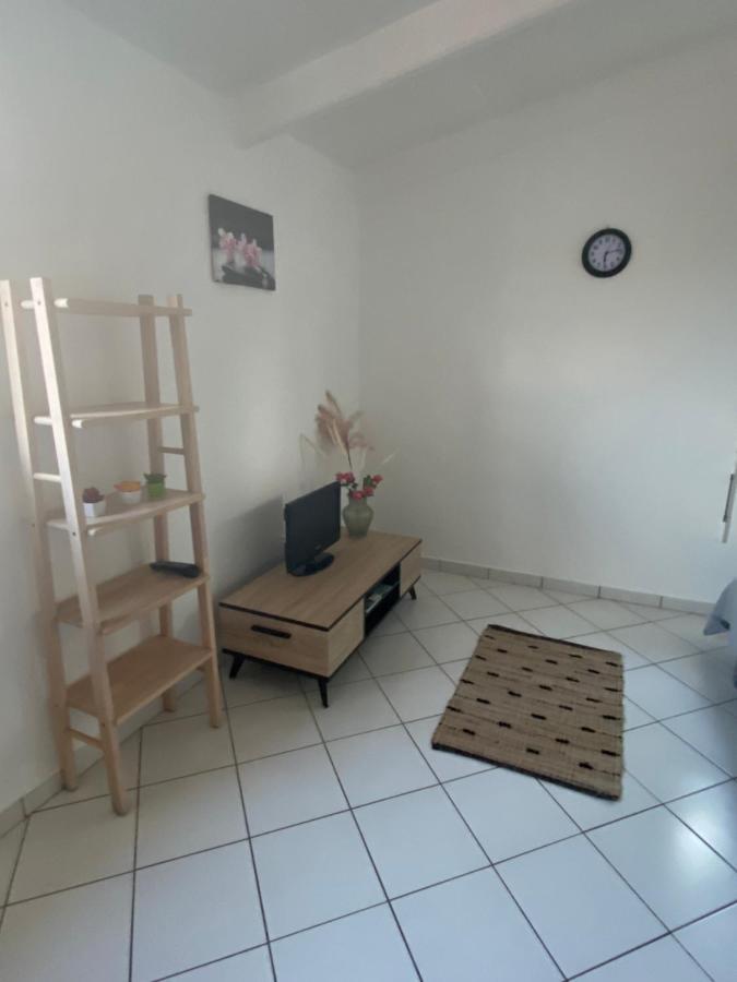 Appartements: Plage & Commerces A 200M Sainte-Anne  Exterior foto