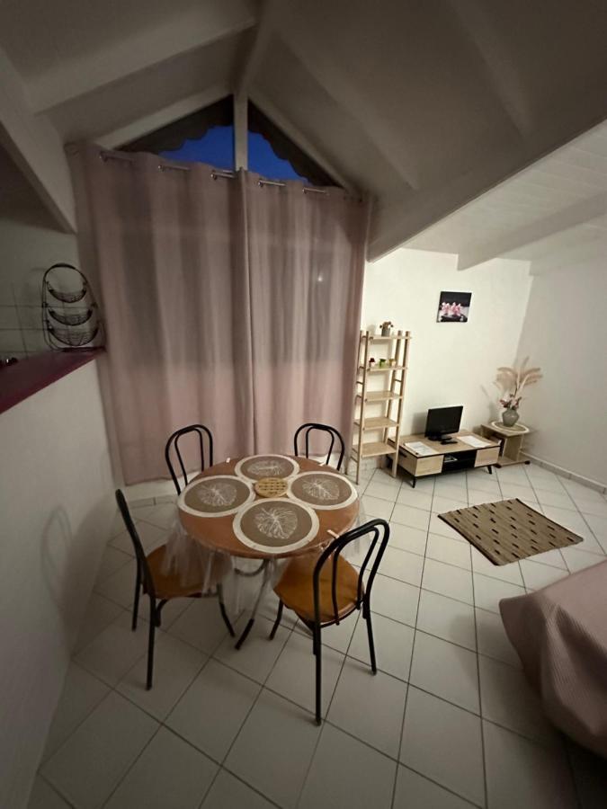 Appartements: Plage & Commerces A 200M Sainte-Anne  Exterior foto